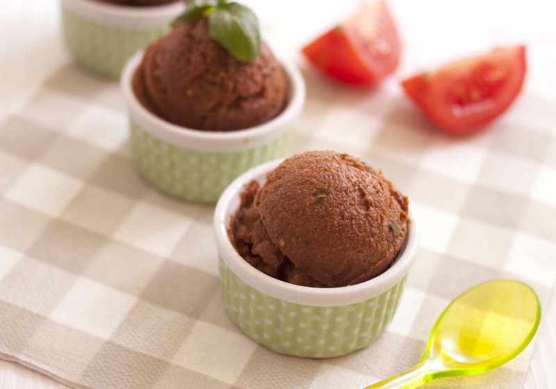 Cuisiner un sorbet à la tomate et au basilic en entrée