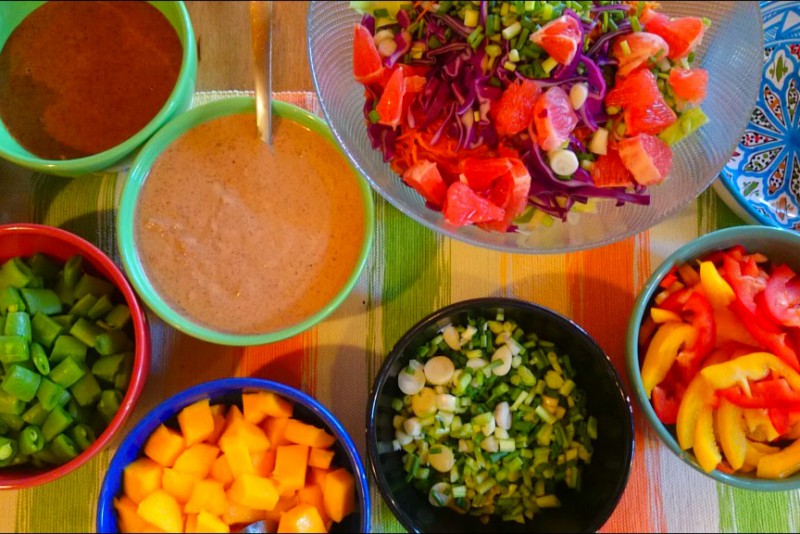 Cuisiner une salade asiatique vegan aux cacahouètes