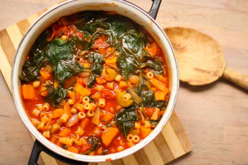 Réaliser un minestrone vegan aux patates douces et pois chiches