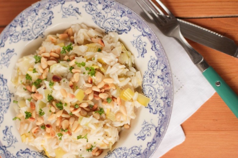 Réaliser un riz grec aux poireaux et pignons maison